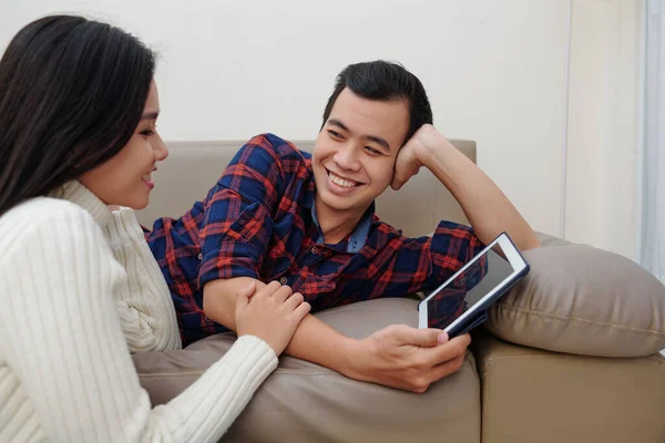 Joyeux Jeune Couple Vietnamien Regarder Épisode Émission Mode Sur Tablette — Photo