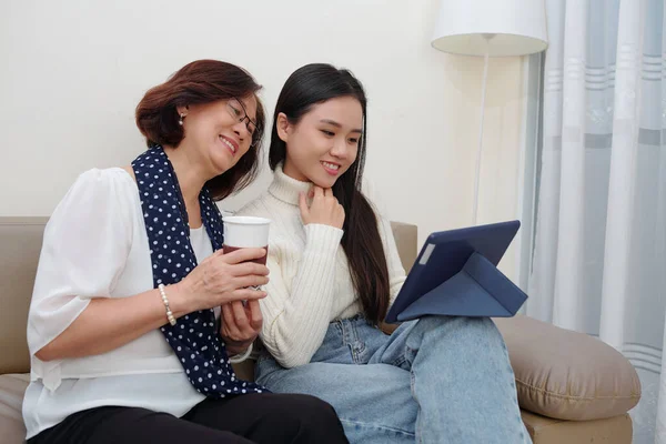 Smiling Senior Woman Her Adult Daughter Grandcuy Drinking Coffee Watching — Stok Foto