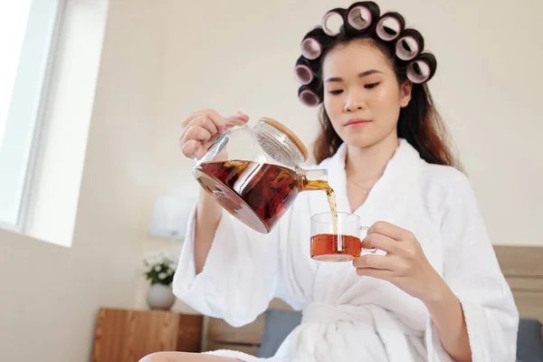 Mooie Jonge Vrouw Badjas Drinken Kopje Kruidenthee Het Nemen Van — Stockfoto