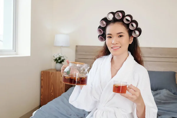 Веселая Молодая Азиатка Катками Волос Голове Пьет Травяной Чай После — стоковое фото
