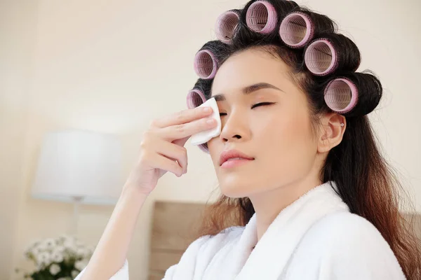 Mooie Jonge Vrouw Badjas Opstijgen Make Met Katoen Pad Geweekt — Stockfoto