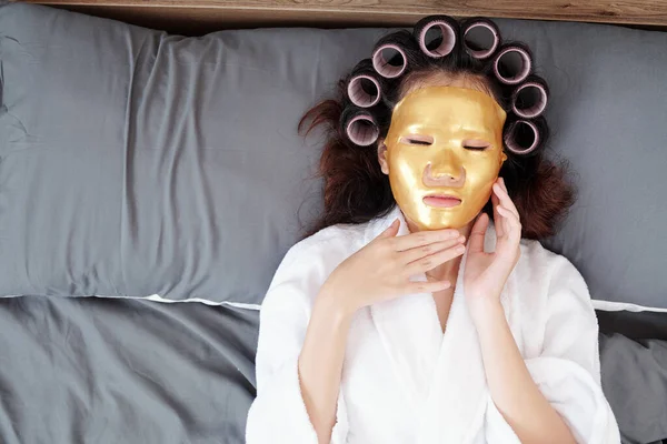 Schöne Junge Frau Schläft Bett Mit Haarrollen Und Silikonmaske Gesicht — Stockfoto