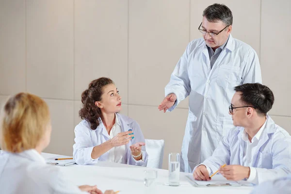 Equipo Investigación Discutiendo Las Ventajas Nueva Vacuna Contra Coronavirus Conferencia — Foto de Stock