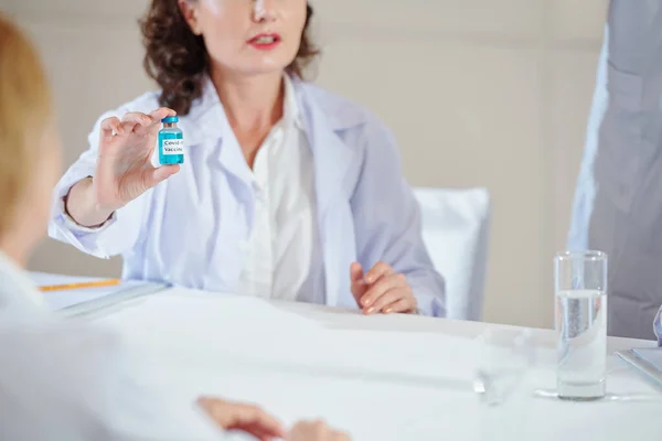 Científica Mostrando Vial Con Vacunas Covid Sus Colegas Conferencia Médica — Foto de Stock