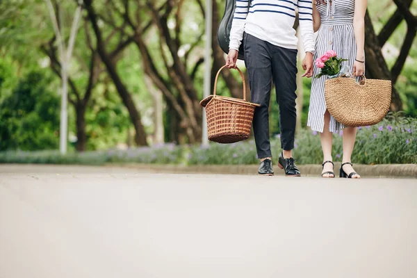 Immagine Ritagliata Giovane Coppia Con Cestini Picnic Piedi Nel Parco — Foto Stock