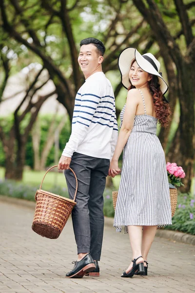 Fröhliches Junges Asiatisches Paar Spaziert Durch Stadtpark Dreht Sich Und — Stockfoto