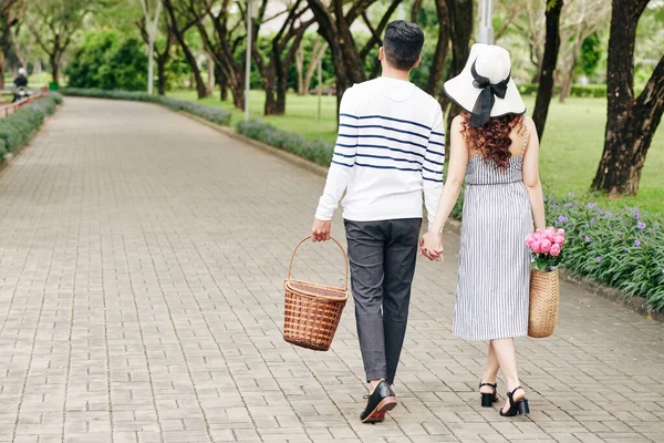 Junges Paar Hält Händchen Wenn Mit Picknickkörben Stadtpark Spaziert — Stockfoto