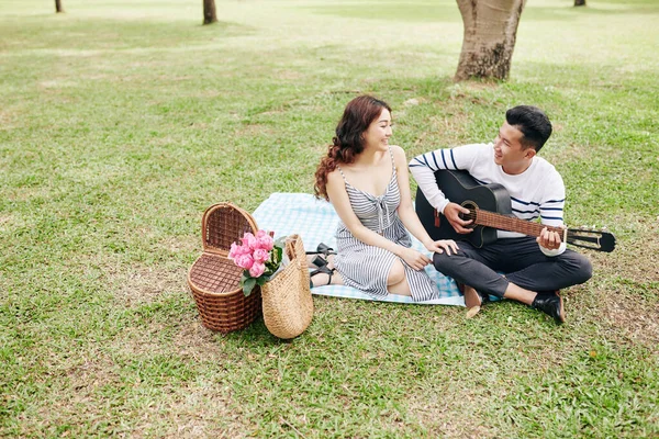 Guapo Joven Asiático Tocando Guitarra Cantando Para Novia Cuando Tienen —  Fotos de Stock