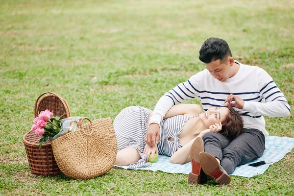Młody Wietnamczyk Zakochany Patrząc Dziewczynę Spoczywającą Kolanach Podczas Pikniku Parku — Zdjęcie stockowe