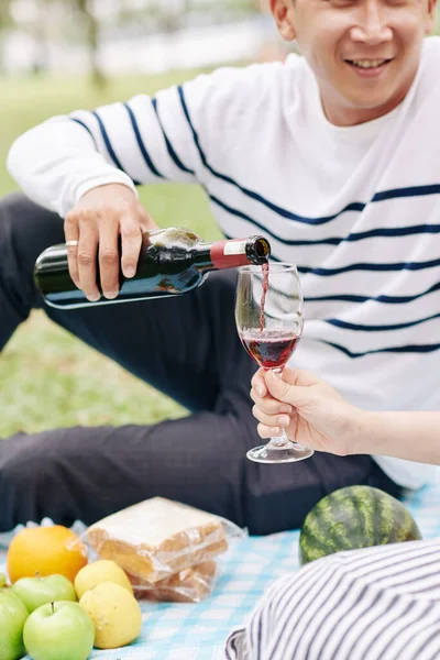 Imagem Cortada Homem Derramando Vinho Tinto Vidro Para Sua Namorada — Fotografia de Stock