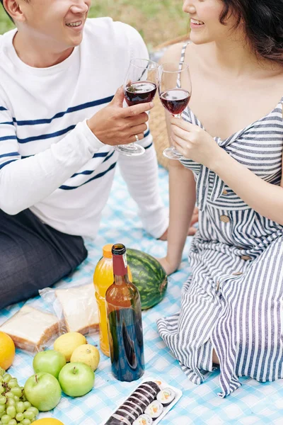 Beskuren Bild Leende Unga Asiatiska Par Skålar Med Glas Rött — Stockfoto