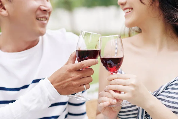 Immagine Ravvicinata Fidanzato Sorridente Fidanzata Che Beve Vino Rosso Quando — Foto Stock