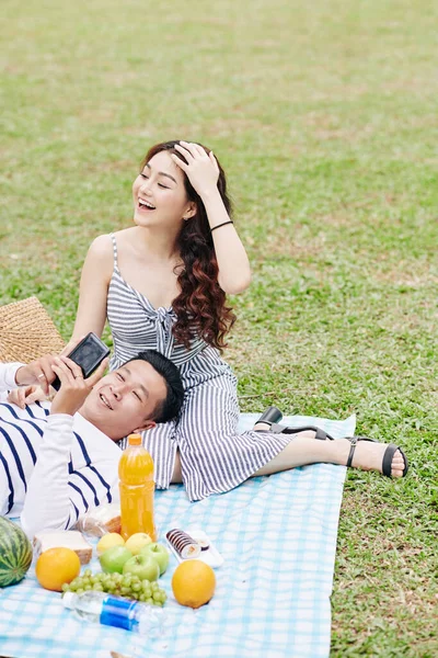 Heyecanlı Genç Asyalı Kadın Parkta Erkek Arkadaşıyla Romantik Bir Randevu — Stok fotoğraf