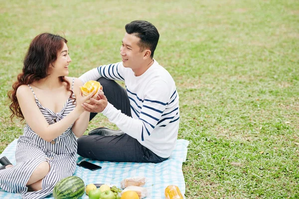 Feliz Casal Jovem Desfrutando Laranjas Suculentas Frescas Fazer Piquenique Romântico — Fotografia de Stock