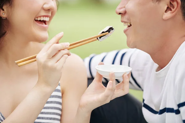 Beskuren Bild Glad Ung Kvinna Mata Sin Pojkvän Med Sushi — Stockfoto