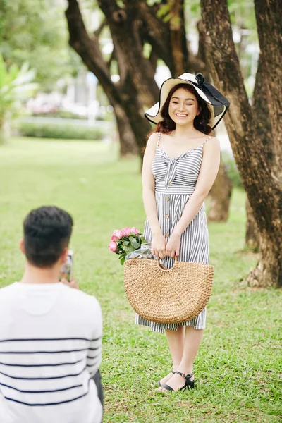 Joven Fotografiando Novia Posando Parque Ciudad Con Cesta Rosas Frescas —  Fotos de Stock