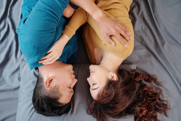 Sorrindo Jovem Namorado Namorada Vietnamita Deitado Cama Abraçando Olhando Para — Fotografia de Stock