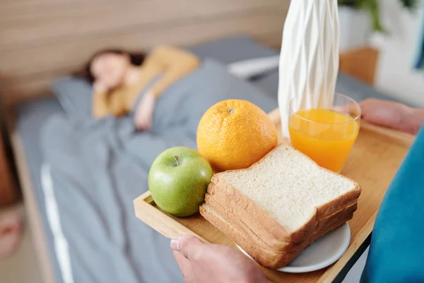 Nahaufnahme Eines Mannes Der Tablett Mit Sandwich Orangensaft Und Früchten — Stockfoto