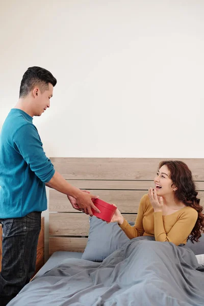 Surprised Girlfriend Getting Big Heart Shaped Box Her Boyfriend Morning — Stock Photo, Image