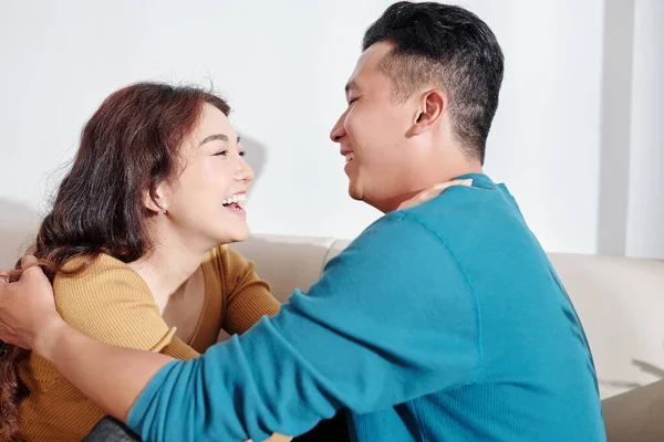 Felice Giovane Asiatico Fidanzato Fidanzata Seduta Sul Divano Abbracciando Guardando — Foto Stock