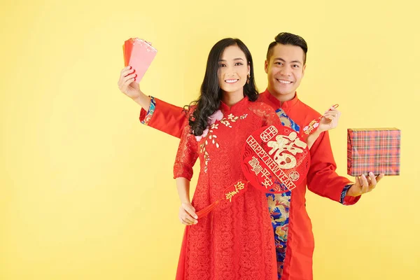 Casal Sorridente Mostrando Decorações Ano Novo Chinês Com Desejos Felizes — Fotografia de Stock