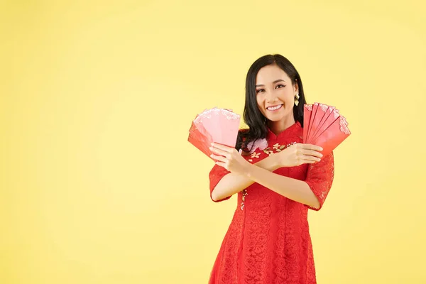 Portret Van Vrolijke Jonge Aziatische Vrouw Tonen Rood Gelukkig Geld — Stockfoto