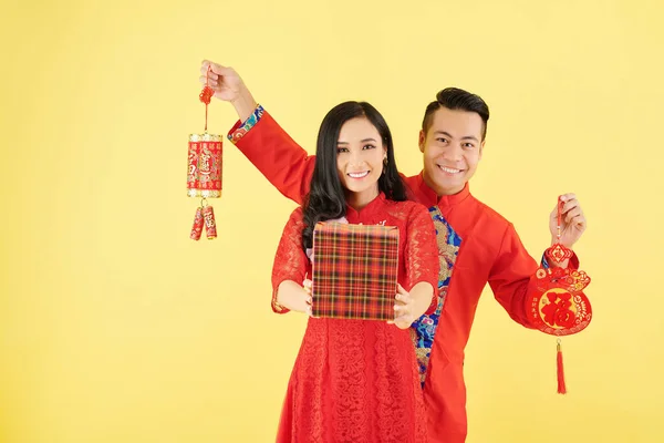 Mujer Sonriente Con Regalo Año Nuevo Lunar Novio Mostrando Decoraciones —  Fotos de Stock