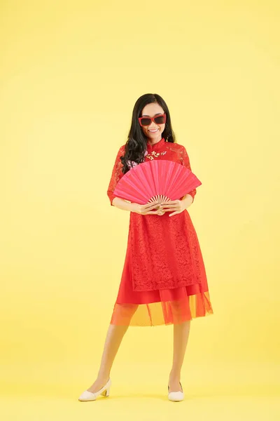 Sorrindo Muito Jovem Mulher Vestido Vermelho Óculos Sol Posando Com — Fotografia de Stock