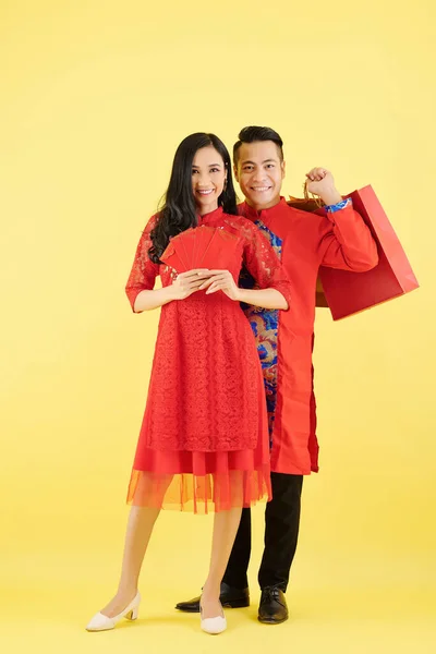 Heureux Jeune Couple Asiatique Avec Des Sacs Papier Des Enveloppes — Photo