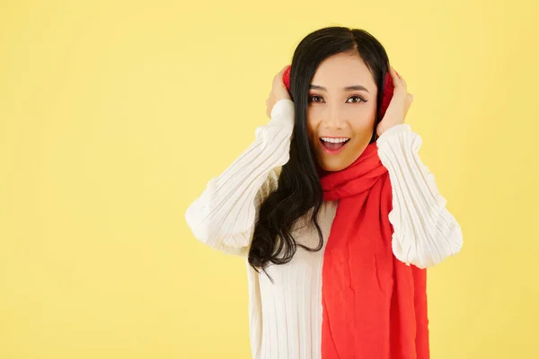 Retrato Joven Mujer Asiática Emocionada Con Orejeras Bufanda Lana Caliente —  Fotos de Stock