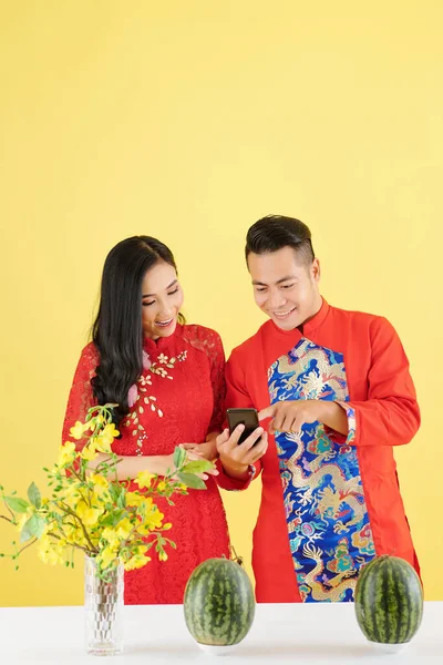 Młoda Azjatycka Para Tradycyjnych Sukienkach Stojąca Przy Stole Świeżymi Arbuzami — Zdjęcie stockowe