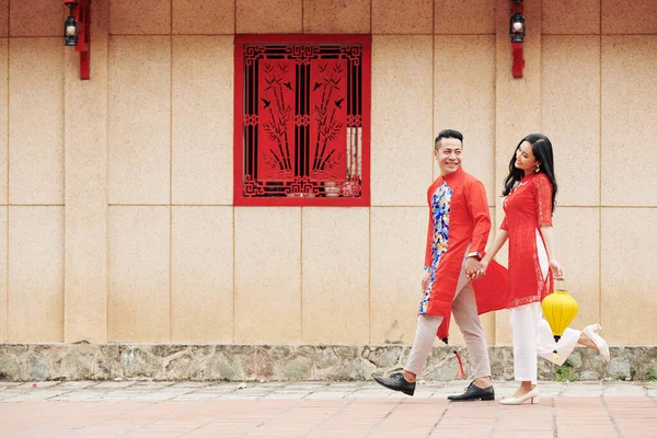 在农历新年外出散步时 身穿传统服装 头戴纸灯 笑着恋爱中的一对年轻的亚洲夫妇 — 图库照片