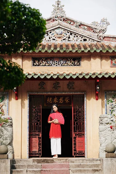 Calma Joven Asiática Pensativa Vestido Tradicional Pie Las Puertas Abiertas — Foto de Stock