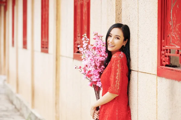 Portret Van Aantrekkelijke Jonge Aziatische Vrouw Met Bloeiende Perzik Takken — Stockfoto