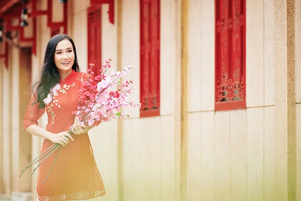 Atraente Sorrindo Jovem Ásia Mulher Vermelho Vestido Livre Com Florescendo — Fotografia de Stock