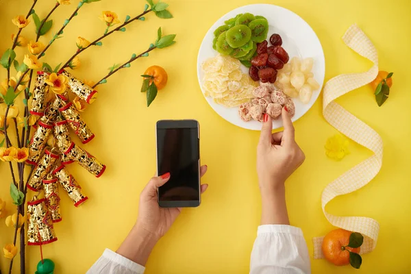 Händer Kvinna Äter Traditionella Kinesiska Nyår Snacks Och Skicka Hälsning — Stockfoto