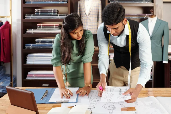 Indiase Team Van Kleermakers Controleren Mode Tekeningen Bij Voorbereiding Van — Stockfoto