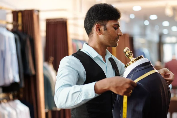 Концентрированный Молодой Индийский Портной Измеряет Заказ Плечи Пиджака Рулеткой Меры — стоковое фото