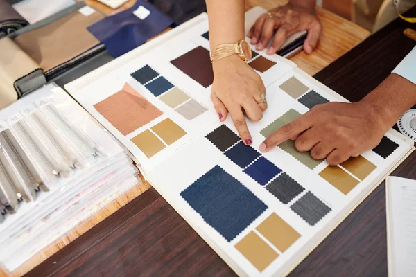 Manos Sastre Cliente Eligiendo Tela Del Catálogo Para Hacer Traje — Foto de Stock