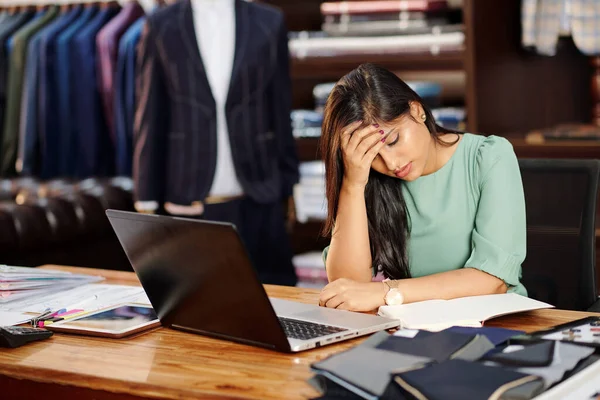 Estressado Cansado Jovem Proprietário Atelier Feminino Sentado Mesa Com Laptop — Fotografia de Stock