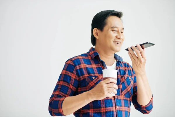Uśmiechnięty Azjata Koszuli Kratę Pije Kawę Nagrywa Wiadomość Głosową — Zdjęcie stockowe