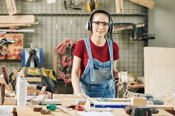 Retrato Carpinteiro Feminino Muito Jovem Auriculares Óculos Trabalho Com Grampeador — Fotografia de Stock
