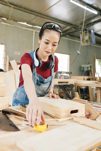 木製の引き出しを測定する若い女性アジアの大工彼女はテープメジャーで作った — ストック写真