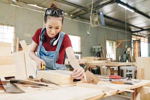 认真的越南女木匠 为顾客量身定做的木制抽屉 — 图库照片