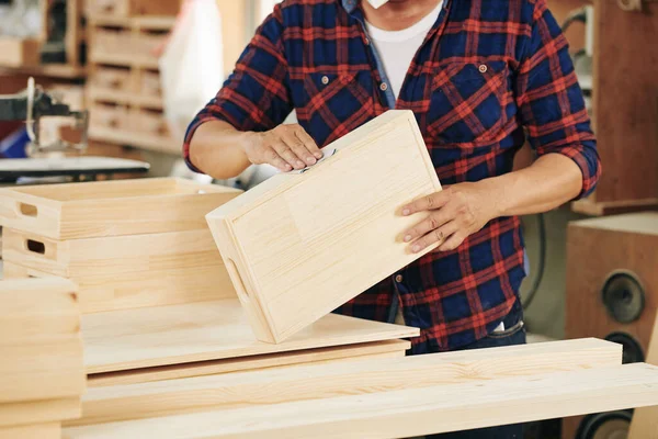 Imagen Recortada Carpintero Lijado Cajón Madera Que Hizo Para Cliente —  Fotos de Stock