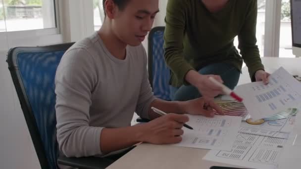 Naklonit Asijský Mladý Muž Sedí Stolu Mladá Žena Sedí Něm — Stock video