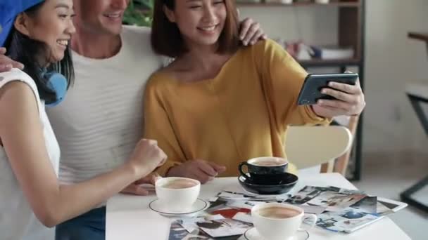 Twee Jonge Aziatische Vrouwen Zitten Aan Caf Tafel Doen Duim — Stockvideo