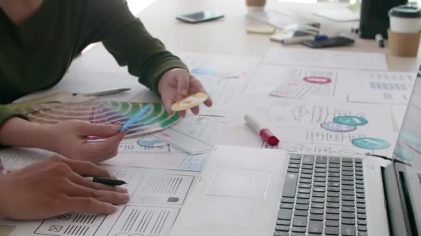 Primer Plano Las Manos Dos Estudiantes Sentados Escritorio Ordenador Portátil — Vídeos de Stock