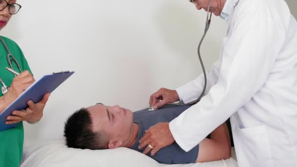 Tracciamento Sinistra Senior Asiatico Medico Lavoratore Piedi Daybed Ascoltare Sdraiato — Video Stock