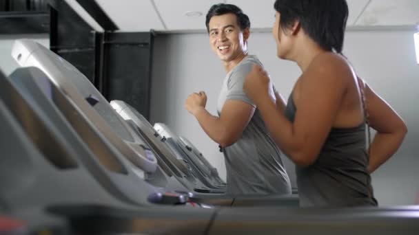 Média Tiro Homem Mulher Asiático Sportswear Correndo Esteiras Ginásio Falando — Vídeo de Stock